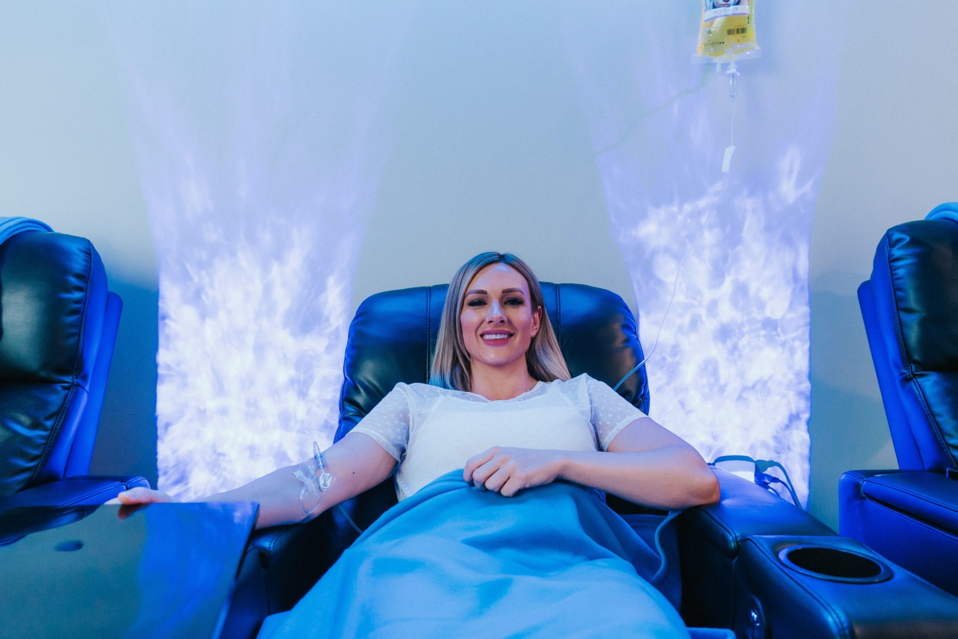 iCRYO Mauldin guest relaxing during an IV drip
