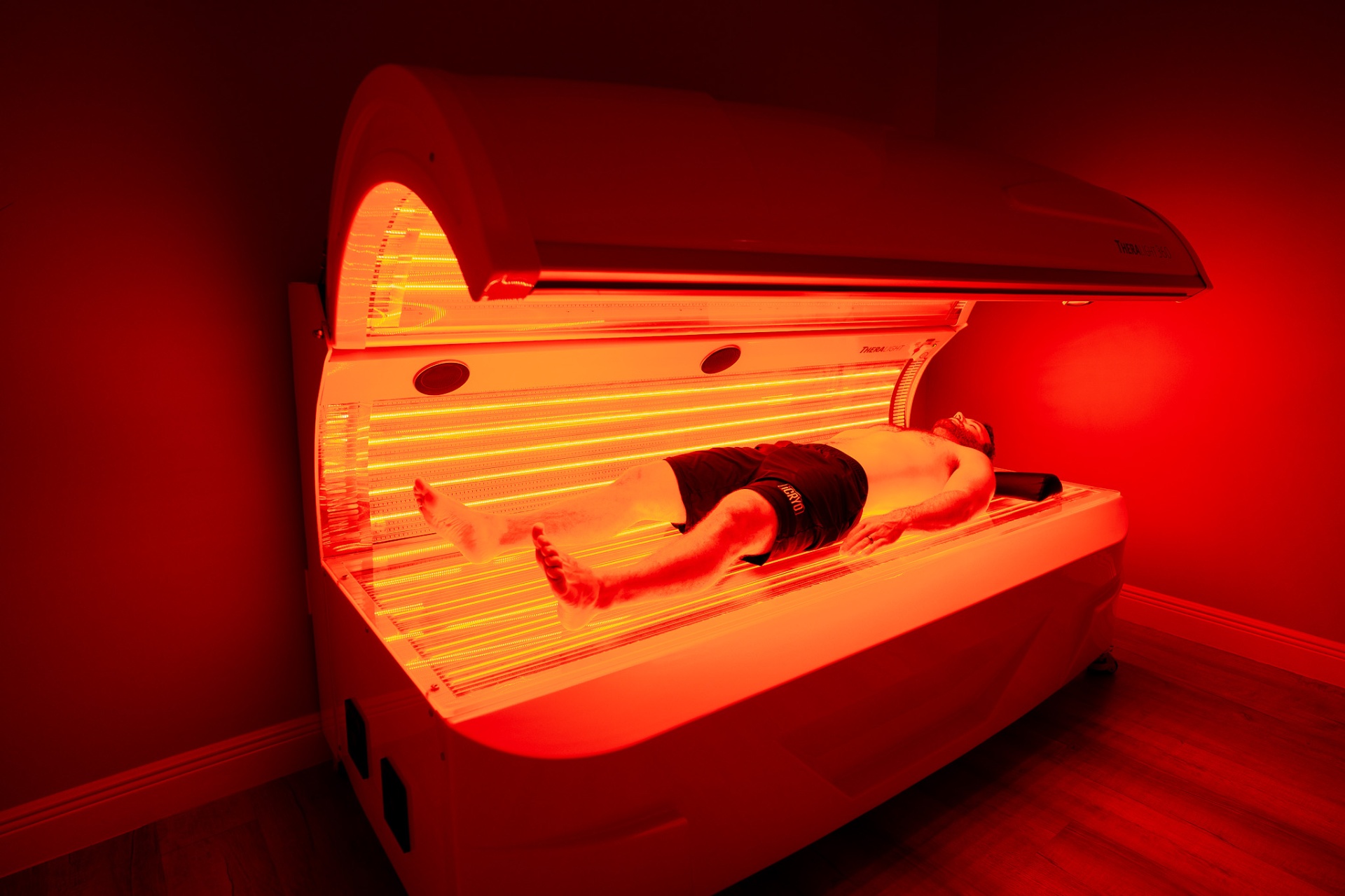 Client receiving red light therapy at iCRYO Mauldin