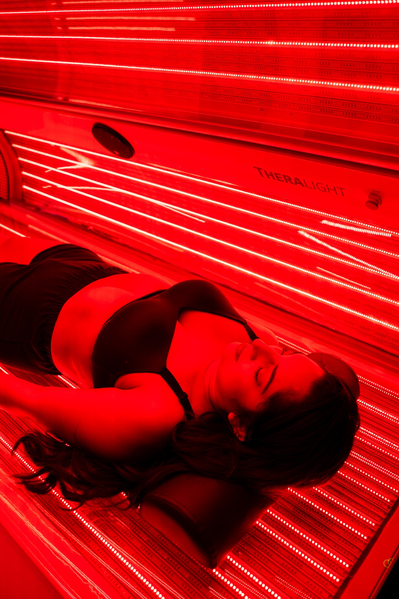 iCRYO Mauldin guest enjoying red light therapy